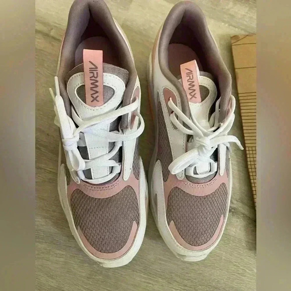 NIKE Air Max Bolt Size 6Y (8) - Picture 10 of 15